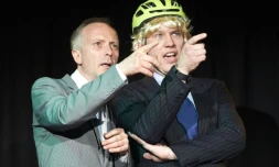 Les acteurs Chris Vincent interprétant Michael Gove (g) et James Sanderson jouant Boris Johnson lors d'une répétition de la comédie musicale "Brexit: The Musical", le 16 novembre à Londres 