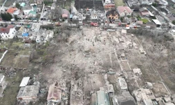 Une photo publiée par les autorités ukrainiennes montre le site d'une attaque de missile à Zaporijjia, le 22 mars 2024