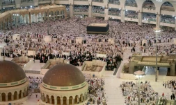 Des pèlerins musulmans prient à la Grande Mosquée, le 29 août 2017 à la Mecque