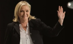 La présidente du Front National Marine Le Pen salue la foule après l'annonce de son succès au premier tour des régionales à Hénin-Beaumont, le 6 décembre 2015