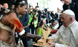 Le pape François reçoit un cadeau lors de sa visite à Port Moresby, en Papouasie-Nouvelle-Guinée, le 7 septembre 2024