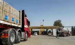 Des camions transportant du carburant et de l'aide humanitaire entrent par le côté égyptien du point de passage frontalier de Rafah avec la bande de Gaza, le 27 janvier 2026