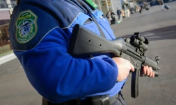 Un policier suisse patrouille à l'aéroport de GenÚve, le 12 décembre 2015