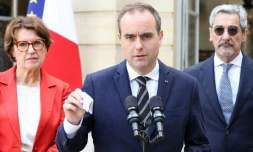 Le Premier ministre Sébastien Lecornu (c) entouré par la ministre de l'Agriculture Annie Genevard et le ministre du Commerce Serge Papin, annonce un plan de relance agricole, à l'hôtel de Matignon, le 15 octobre 2026 à Paris