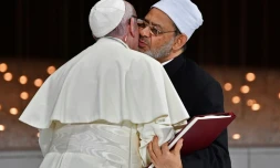 Le pape François et le grand imam d'Al-Azhar, le cheikh Ahmed al-Tayeb, se donnant l'accolade le 4 février à Abou Dhabi 