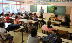 Les postes créés sont occupés par des contractuels quand les concours d'enseignants n'ont pas fait le plein dans zones peu attractives ou certaines matiÚres comme les mathématiques et l'anglais