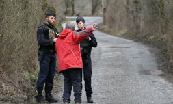 Des gendarmes parlent avec un habitant du Haut-Vernet, village des Alpes-de-Haute-Provence prÚs duquel des ossements correspondant au corps du petit Emile ont été retrouvés, le 31 mars 2024