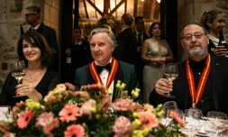 L'acteur français Jean Reno (à droite), le Grand maßtre des Chevaliers du Tastevin Jean-François Curie (centre) et l'actrice française Zabou Breitman au chùteau du Clos de Vougeot, en Bourgogne, le 16 novembre 2024