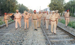 Des policiers enquêtent, le 20 octobre 2018, sur les circonstances de l'accident après qu'un train a percuté une foule présente sur les rails, près d'Amritsar, en Inde 