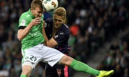 Duel aérien entre le Stéphanois Robert Beric et le Bordelais Igor Lewczuk, le 5 mai 2017 à Geoffroy Guichard 