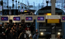 Des voyageurs gare de Lyon à Paris le 16 février 2024 lors d'une grève des contrôleurs de la SNCF