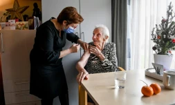 Une opération de vaccination à la maison de retraite Woonzorgcentrum Sint-Pieters à Puurs, en Flandre (Belgique), 28 décembre 2020