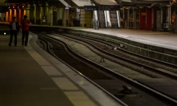 Des employés de la SNCF marchent sur un quai vide gare Montparnasse le 23 avril 2018 à Paris au début d'une nouvelle grÚve de deux jours contre la réforme de la compagnie
