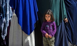 Une enfant au milieu d'un groupe de femmes au camp de Roj, dans le nord-est syrien, le 28 mars 2021