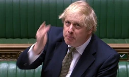 Photo de Boris Johnson tirée d'une vidéo du PRU, le service d'enregistrement bdu parlement britannique, lors des questions au Premier ministre le 6 mai 2020 au Parlement, à Londres