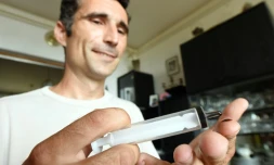 Huanito Luksetic, atteint de sclérose en plaques, tient une seringue d'huile de cannabis dans ses mains, le 13 juillet 2016 à Rijeka en Croatie