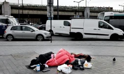 Deux hommes sans domicile fixe dorment sur un trottoir à Paris le 12 février 2021.