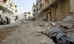 Un corps gît dans une rue de la ville d'Afrine, dans le nord-ouest de la Syrie, le 19 mars 2018