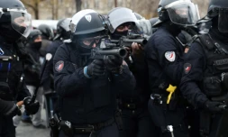 Des policiers munis de LBD 40 lors d'une manifestation de "gilets jaunes", le 12 janvier 2019 