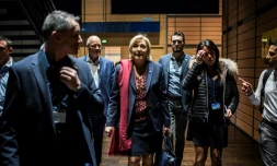 Marine Le Pen (c) entre son garde du corps Thierry Legier (g) et sa collaboratrice  Catherine Griset (d), le 4 février 2017 à Lyon