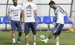 L'attaquant vedette de l'Argentine Lionel Messi (d) contrôle le ballon lors d'une séance d'entraînement à Bronnitsy, le 25 juin 2018 