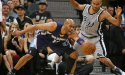 Vince Carter, joueur de Memphis, face à Tony Parker (D) lors du match Spurs - Grizzlies, le 17 avril 2016 à San Antonio