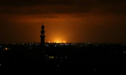 De la fumée et des flammes ont été vus après une attaque aérienne israélienne dans la ville de Khan Yunis, dans le sud de la bande de Gaza le 16 septembre 2020