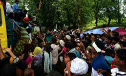 Des réfugiés rohingyas tendent la main pour obtenir de la nourriture, le 14 septembre 2017 dans le camp d'Ukhia, au Bangladesh