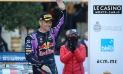 L'insatiable Sébastien Loeb salue ses fans après son succès dans le rallye Monte-Carlo, le 23 janvier 2022 