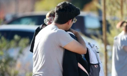 Une étudiante de l'université du Nevada à Las Vegas est réconfortée par son fiancé, aprÚs des tirs qui ont fait trois morts sur le campus, le 6 décembre 2023