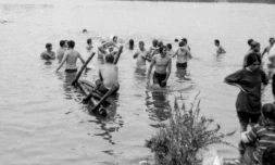 Des festivaliers se baignent dans un étang à Woodstock, durant le weekend du 15 au 18 août 1969.
