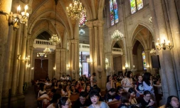 Des touristes chinois dans une cathédrale de Guangzhou le 22 septembre 2018