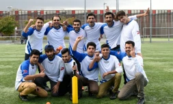 Une équipe de cricket composée de migrants et l'ancien joueur afghan Mohamed Daoud Ahmadzai (3e en partant de la gauche), le 20 octobre 2016 à Paris