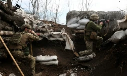 Des soldats ukrainiens dans une tranchée sur la ligne de front dans la région de Lugansk, le 11 avril 2022