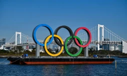 Les anneaux olympiques annonçant la tenue des Jeux de Tokyo, reporté à 2021, étaient présentés lors d'une campagne de sensibilisation, le 1er décembre 2020