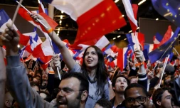 Joie de militants d'Emmanuel Macron après l'annonce de sa qualification pour le second tour de la présidentielle, le 23 avril 2017 à Paris