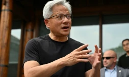 Le PDG de Nvidia, Jensen Huang, s'adresse aux journalistes à son arrivée à une conférence de presse dans un hôtel de Pékin, le 16 juillet 2025