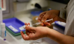 Préparation pour une vaccination avec une dose de Pfizer-BioNTech, à Sevran, le 27 décembre 2020