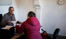 Le Dr François Aulombard, retraité depuis deux ans, reçoit une patiente dans un centre de santé, le 26 février 2019 à Coutances, dans La Manche