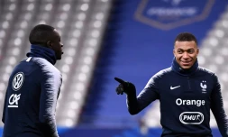 L'attaquant Kylian Mbappé (d) et le latéral Benjamin Mendy à l'entraßnement au Stade de France de Saint-Denis, le 13 novembre 2019
