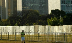 L'imposante barrière érigée à Brasilia pour séparer les pro et anti-destitution de la présidente Dilma Rousseff le 17 avril 2016