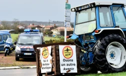 Des opposants à un projet d'aéroport international près de Nantes protestent avec des tracteurs le 11 janvier 2016 à Viais
