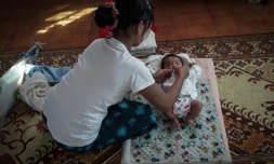 Une jeune mÚre non mariée prise en charge par l'ONG Myint Mo Myittar prépare son bébé avant de le confier à un orphelinat pour adoption, le 19 octobre 2018 à Thanlyin, en Birmanie