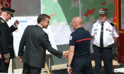 Le président Emmanuel Macron en visite au poste de commandement central des pompiers, pendant un incendie dans la forêt de Fontainebleau, le 16 juillet 2026 à Noisy-sur-Ecole, en Seine-et-Marne