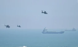 Des hélicoptères militaires chinois volent près de l'île chinoise de Pingtan le 4 août 2022, au premier jour d'exercices militaires 