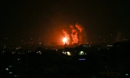 Des flammes et de la fumée sont visible lors de raids israéliens contre la bande Gaza le 21 avril 2022.