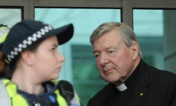 Le cardinal australien George Pell (d), numéro trois du Vatican, arrive au tribunal de Melbourne, le 26 juillet 2017
