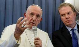 Le pape François s'exprime devant des journalistes lors de son vol retour d'Irlande, le 26 août 2018