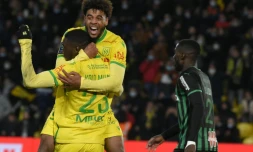 Randal Kolo Muani enlacé par son passeur Willem Geubbels aprÚs avoir marqué le 2e but du FC Nantes contre Lens au stade de la Beaujoire, le 10 décembre 2021