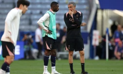 L'entraîneur espagnol du PSG, Luis Enrique (d), s'entretient avec l'attaquant français, Ousmane Dembele (c), lors d'une séance d'entraînement à la veille de la finale de la Ligue des champions entre l'Inter Milan et le PSG à Munich, le 30 mai 2025